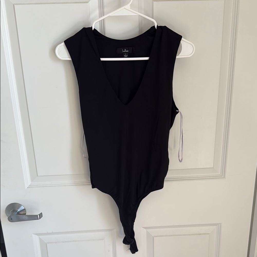 Lulu's Black Sleeveless V-neck Bodysuit (Large)
